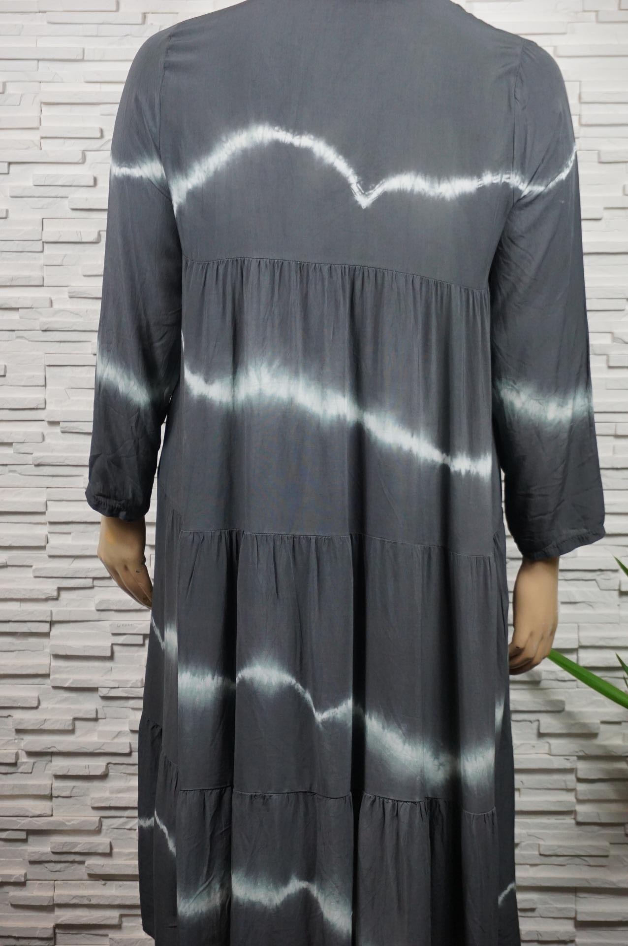 Robe longue tie and die à volants manches longues.