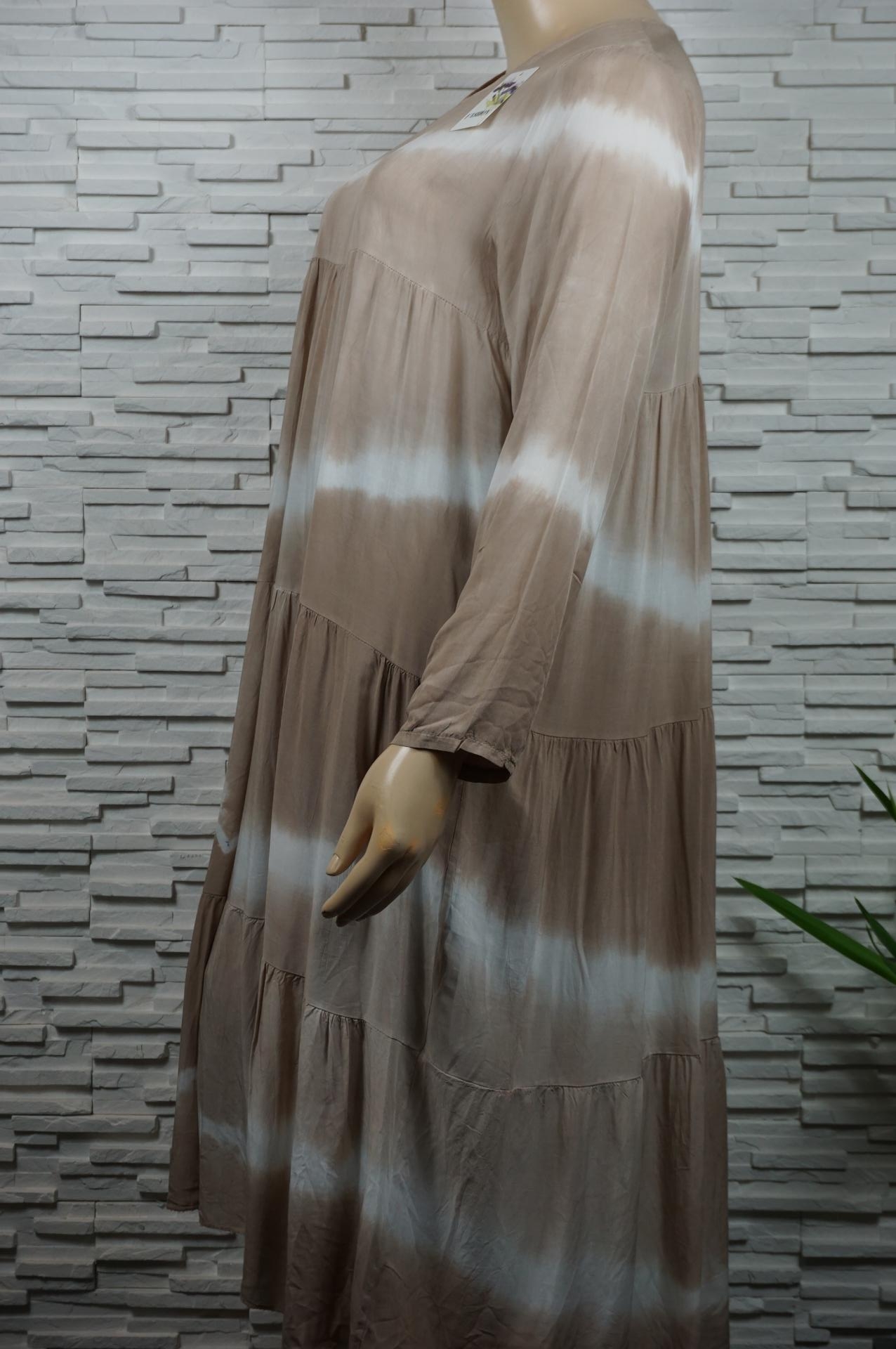 Robe longue tie and die à volants manches longues.