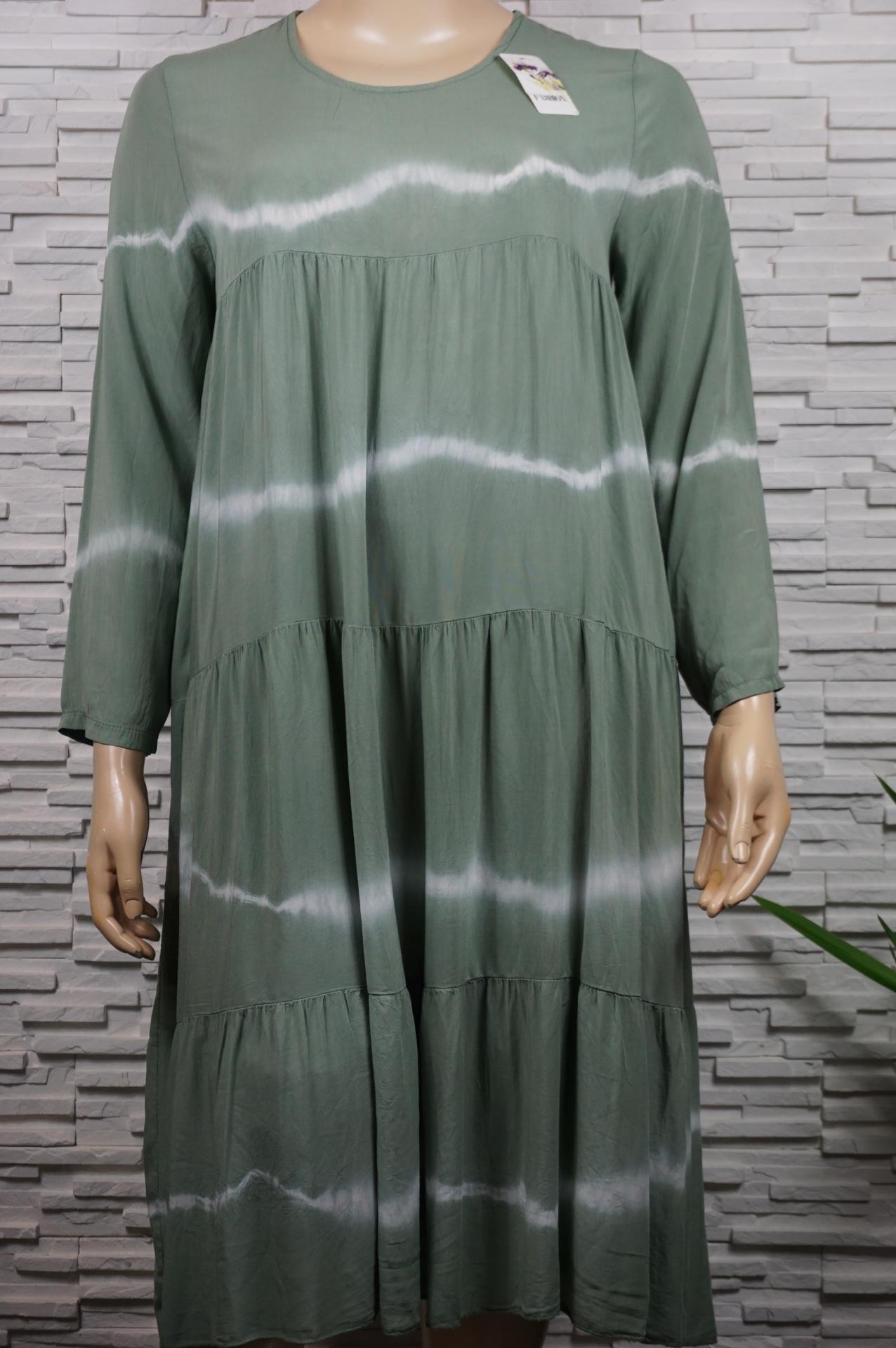 Robe longue tie and die à volants manches longues.