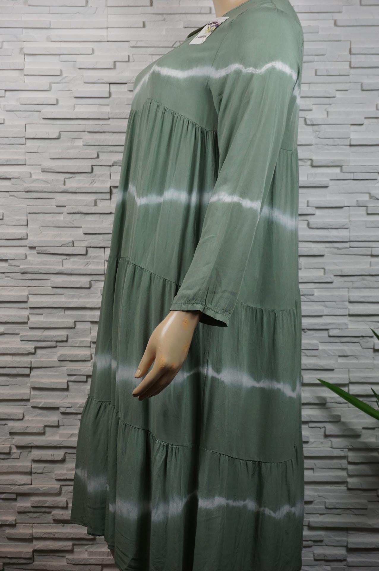 Robe longue tie and die à volants manches longues.