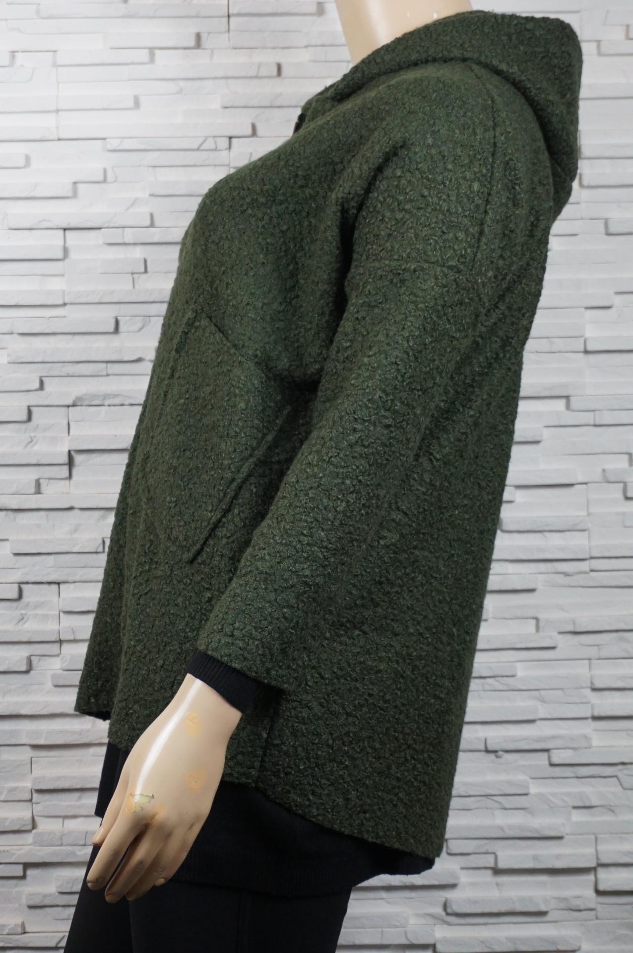 Veste courte en laine bouillie à capuche et poches.