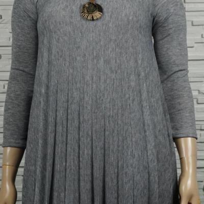 Robe plissée avec collier.