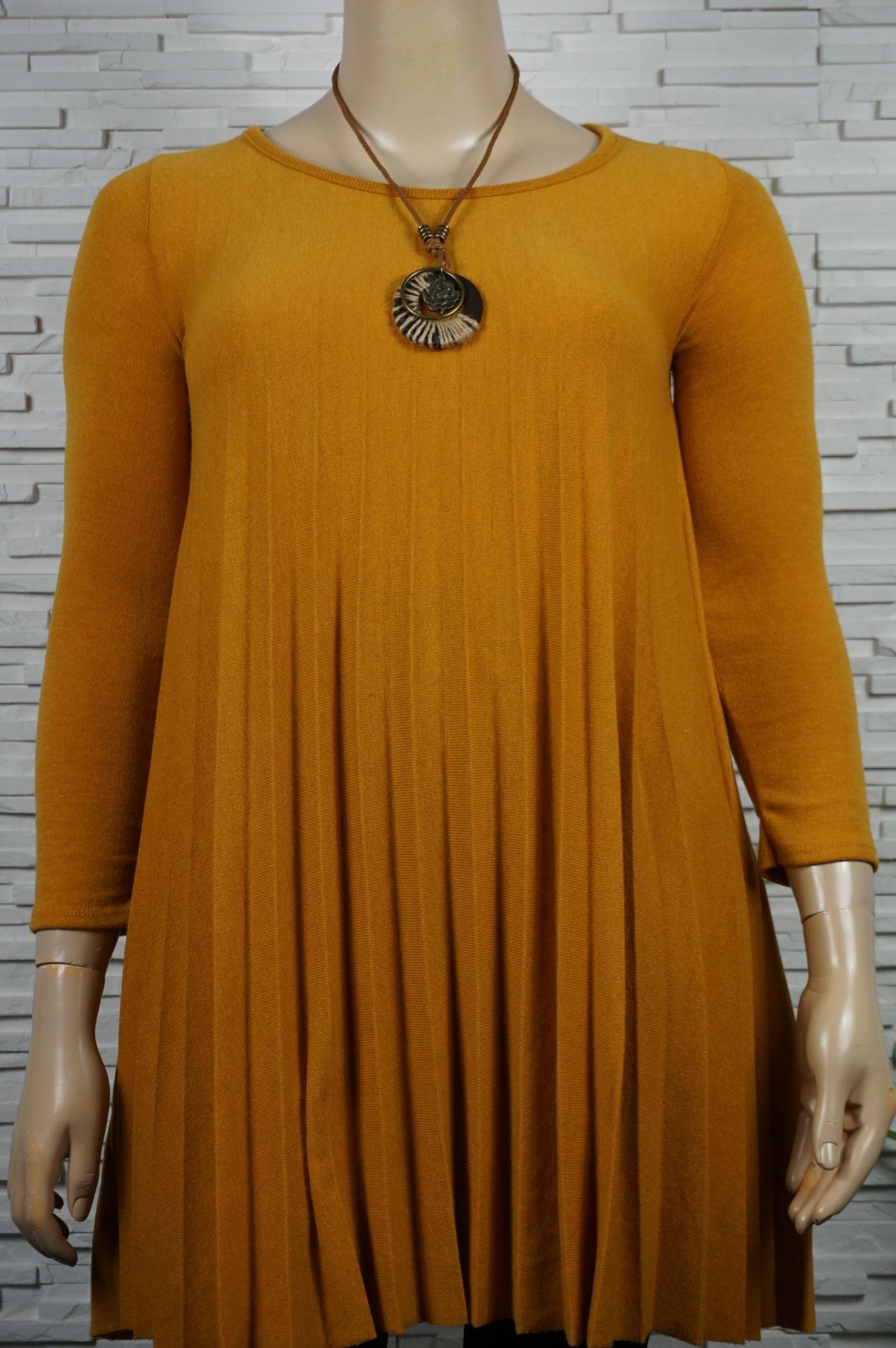 Robe plissée avec collier.