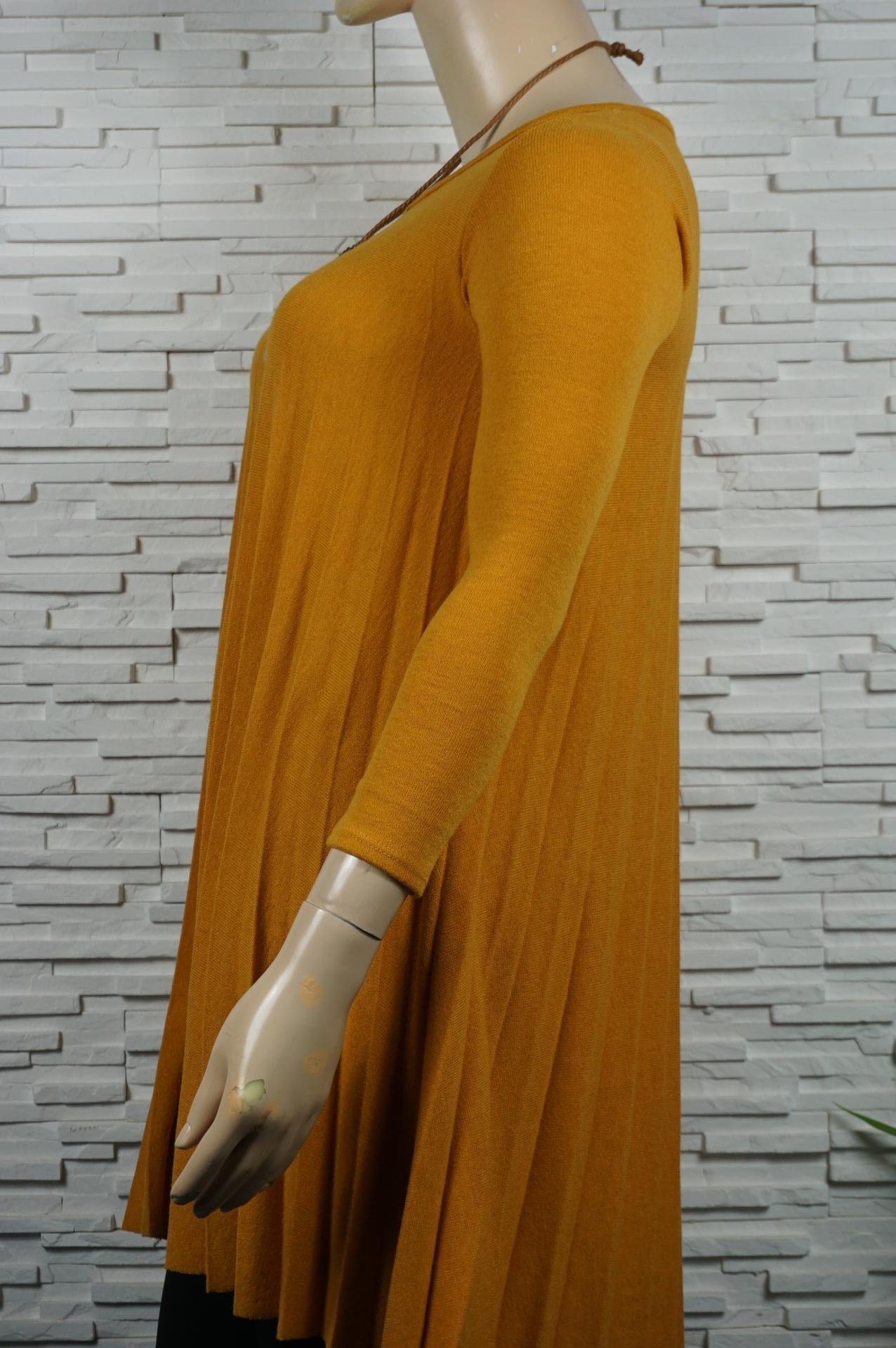 Robe plissée avec collier.