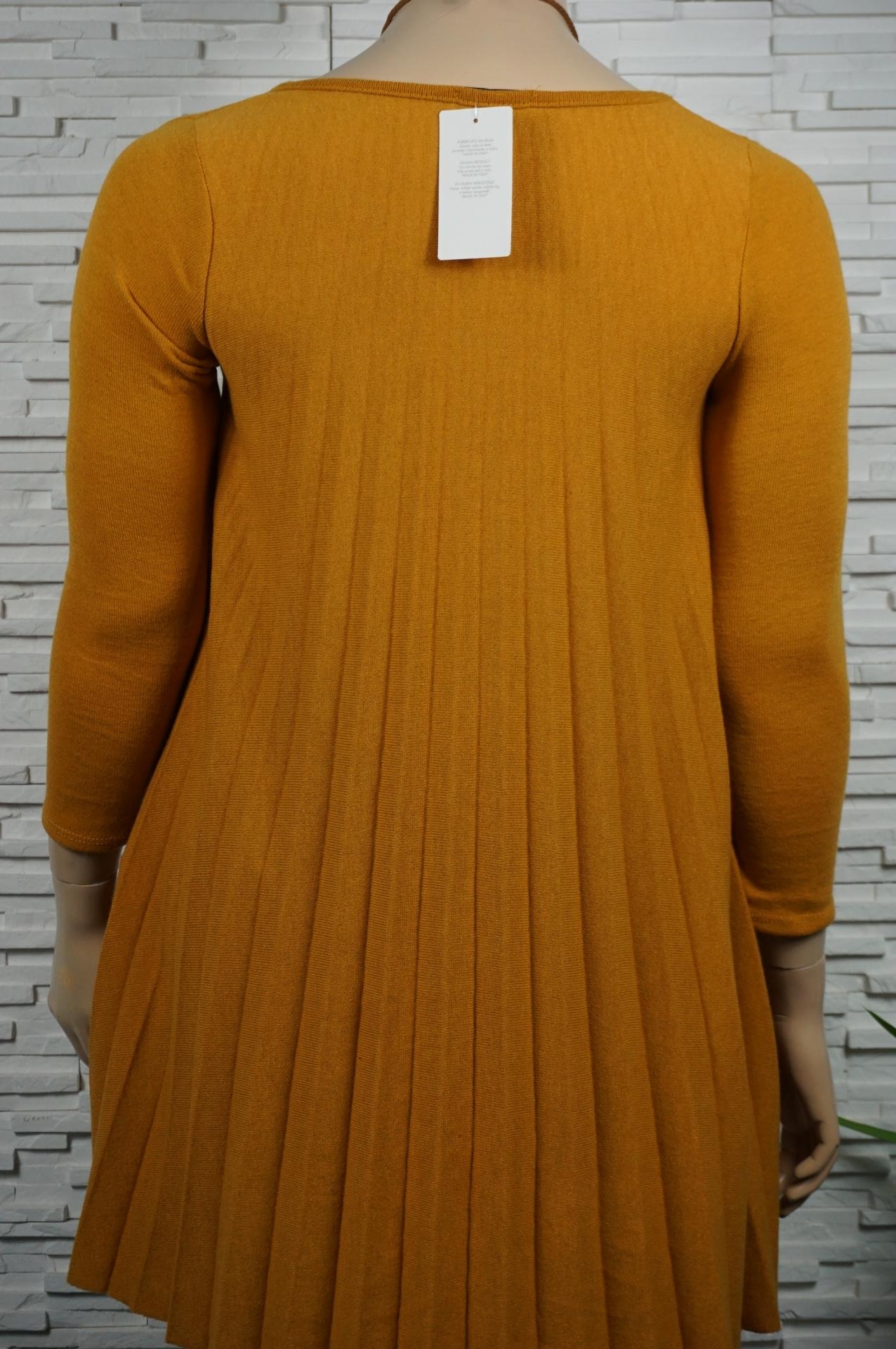 Robe plissée avec collier.