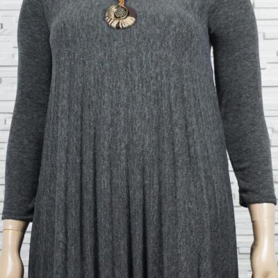 Robe plissée avec collier.
