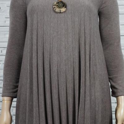 Robe plissée avec collier.