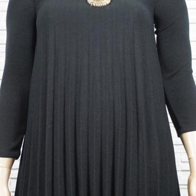 Robe plissée avec collier.