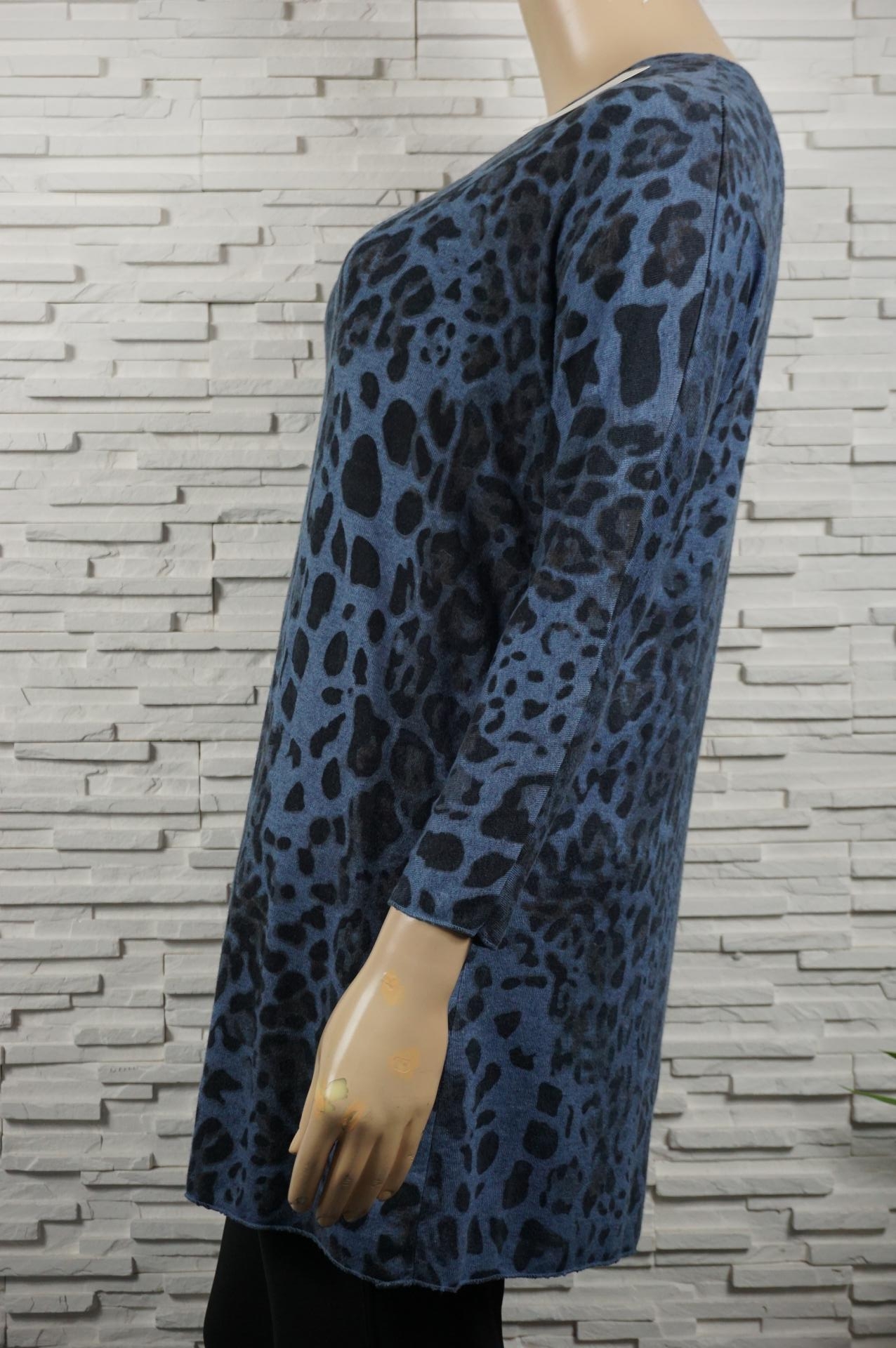 Robe ou pull léger long en léopard.