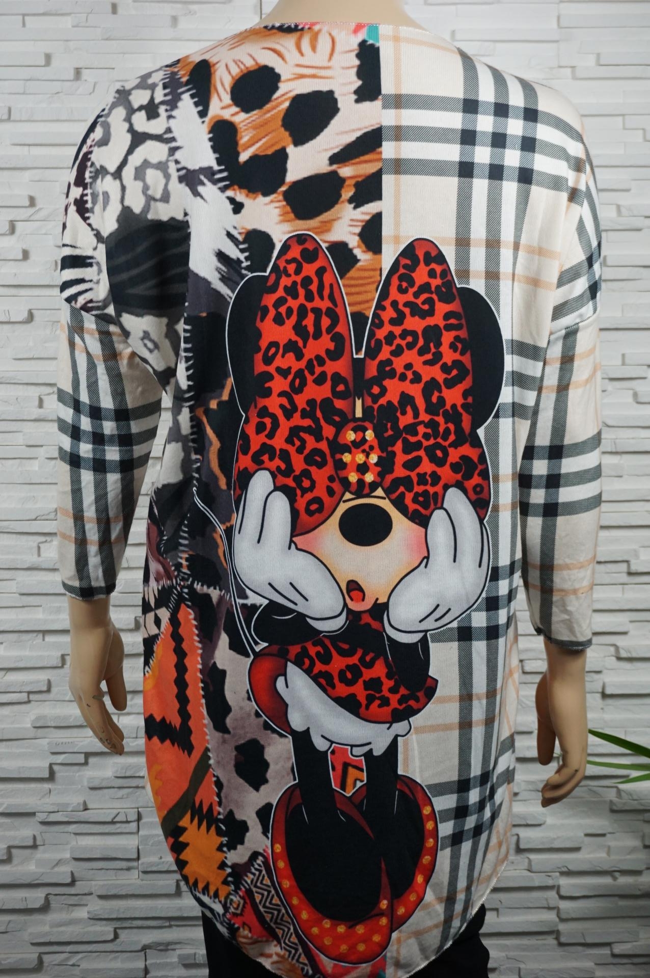 Robe ou pull long doux Mickey/Burberry.