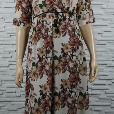 Robe longue fleurie à élastique et ceinture.