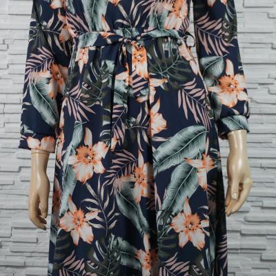 Robe longue fleurie à élastique et ceinture.