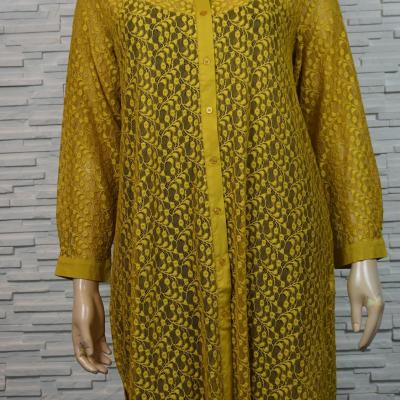 Robe longue en dentelle boutonnée.