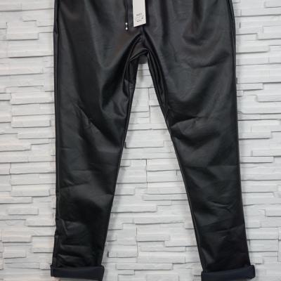 Pantalon cigarette en pvc, avec poches.