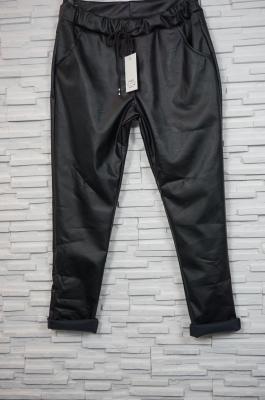 Pantalon cigarette en pvc, avec poches.
