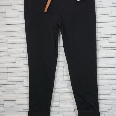 Pantalon cigarette avec ceinture.